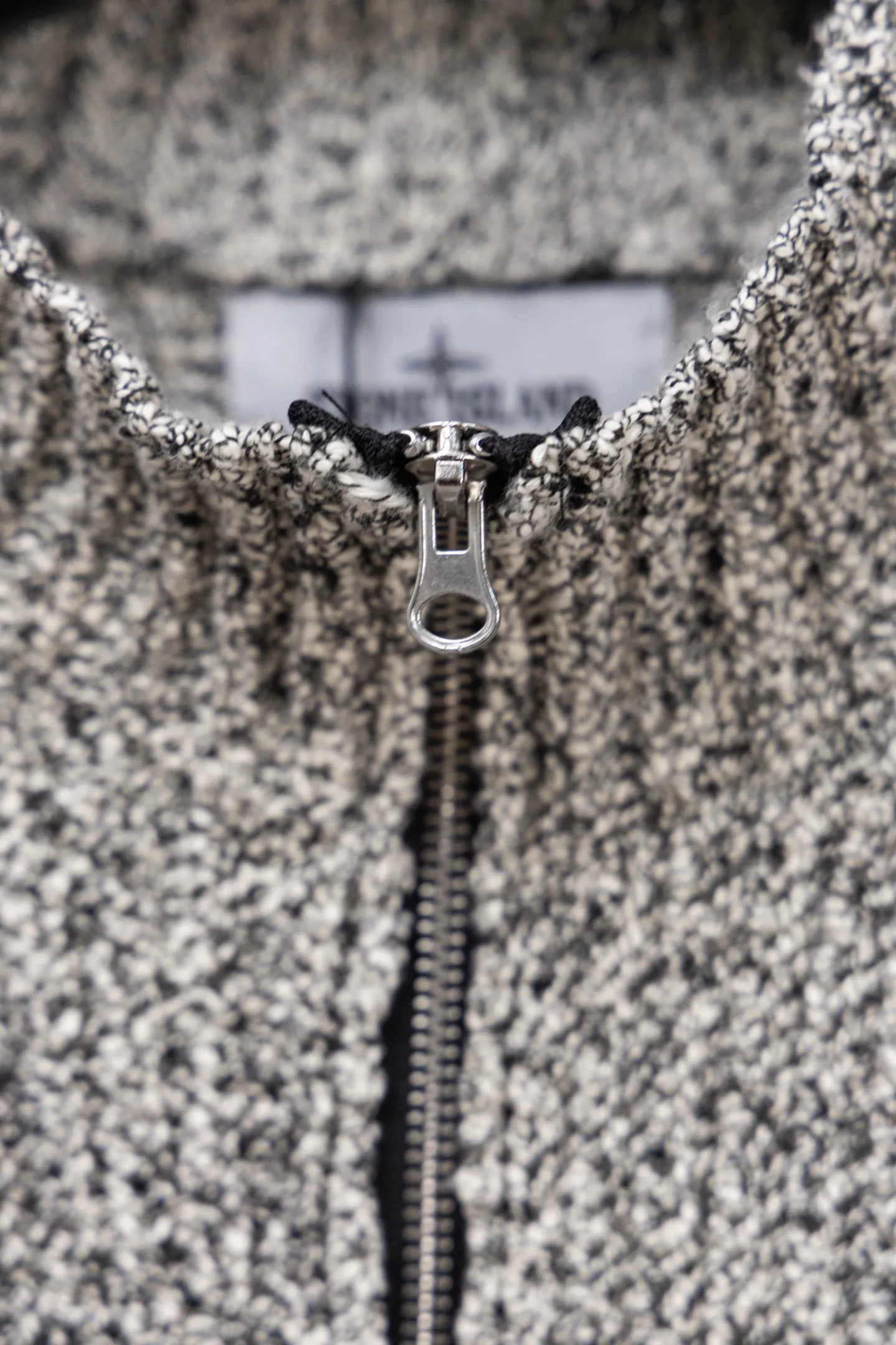 P370 STONE ISLAND 26 new autumn and winter sweater zipper armband jacket, warm and thick cardigan, same style for men and women!!! Stoneisland Coral Jacket🍂Knitted jacket is a must-have for autumn, easy to wear✨ Customized coral velvet fabric, super thick, very weighty, overall very warm and soft, ok to wear alone, with a white base inside = perfect match, simple and high-end feeling✨ Wear it casually and still feel relaxed, a must-have for fashionable men and women! Color: Premium Gray Size: S M L